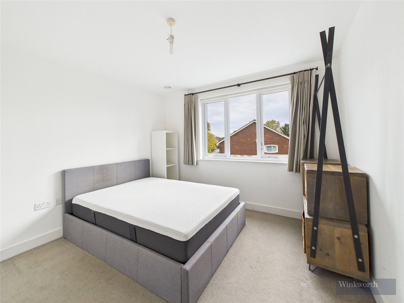 Flat Hythe Road in Greater London