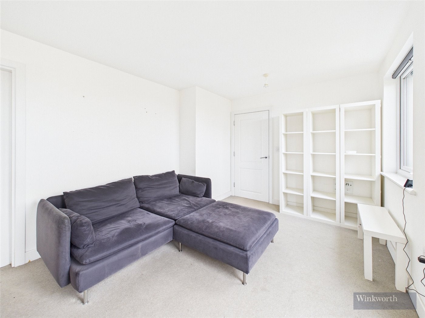 Flat Hythe Road in Greater London