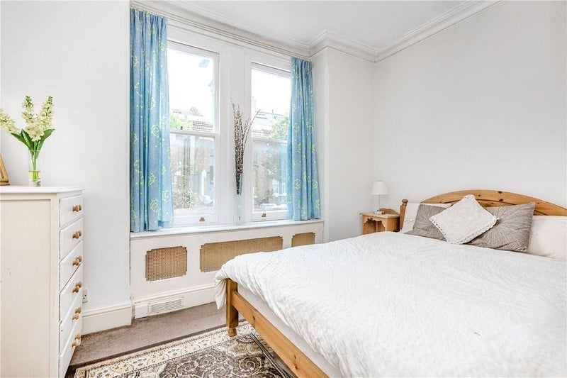 Flat Reporton Road in Greater London