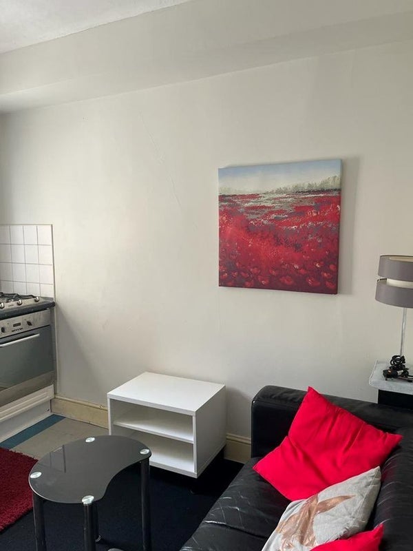 Flat Reporton Road in Greater London