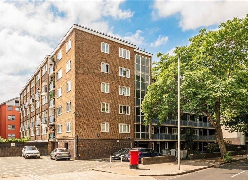Flat Long Lane in Greater London