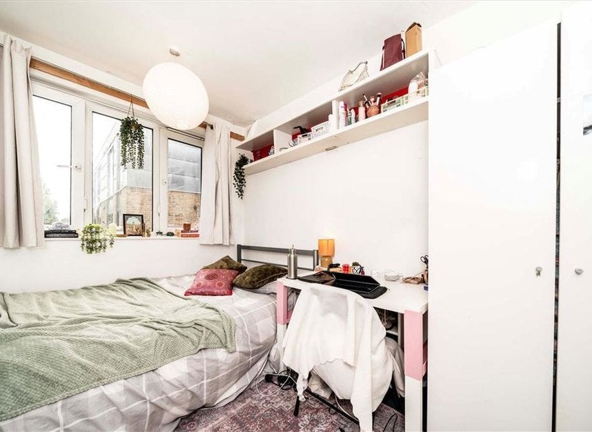 Flat Long Lane in Greater London