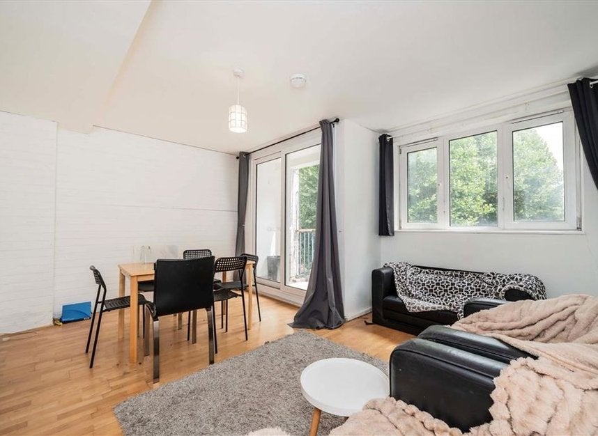 Flat Long Lane in Greater London