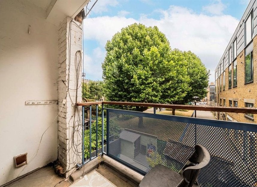 Flat Long Lane in Greater London