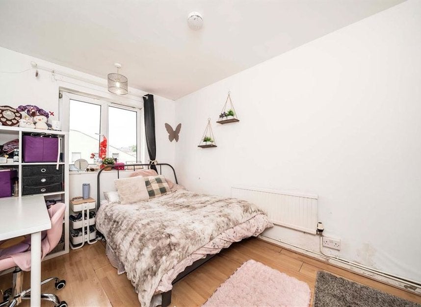 Flat Long Lane in Greater London
