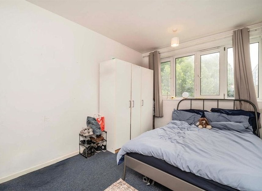 Flat Long Lane in Greater London