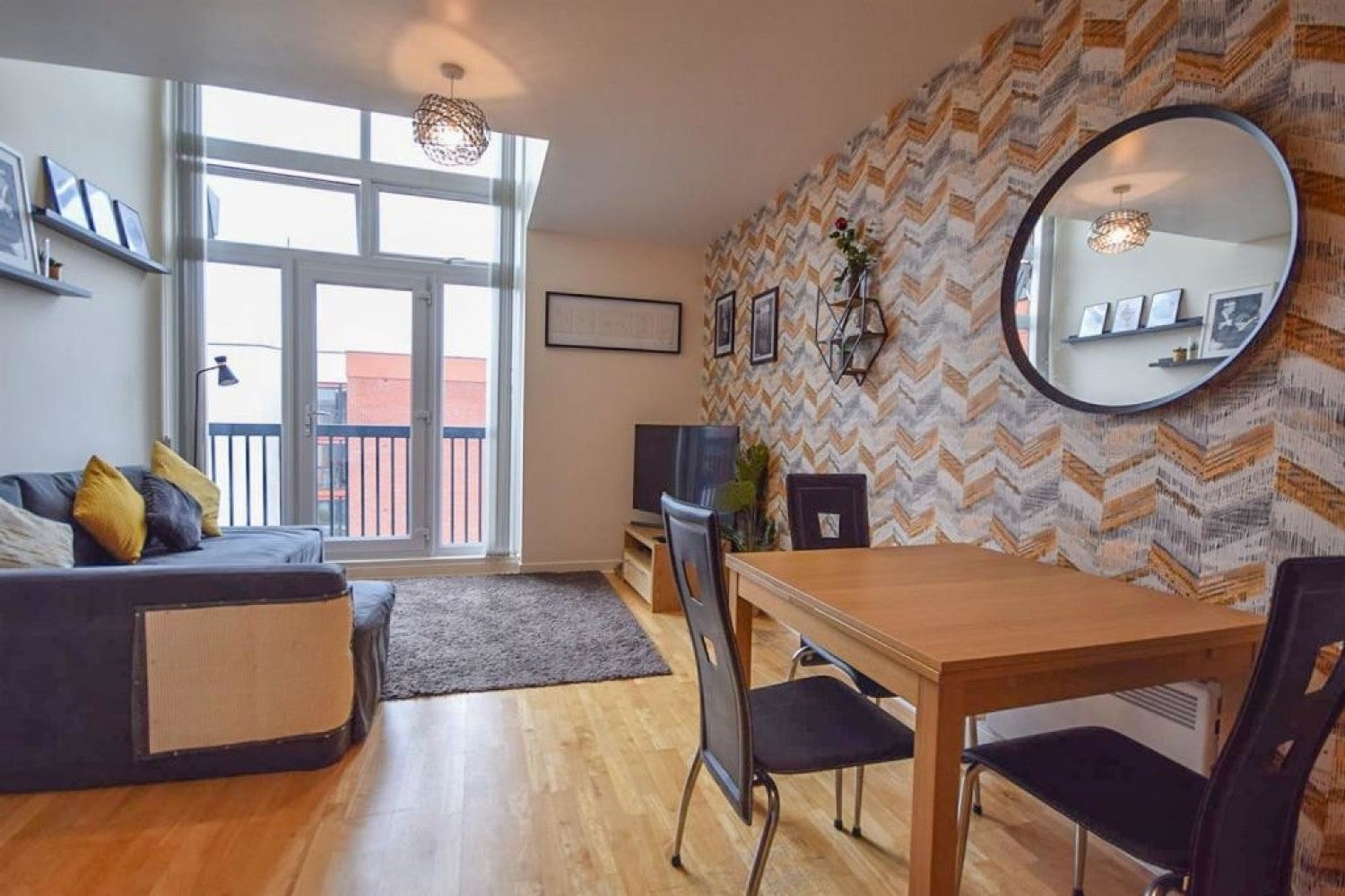 Flat Lauriston Close in Manchester