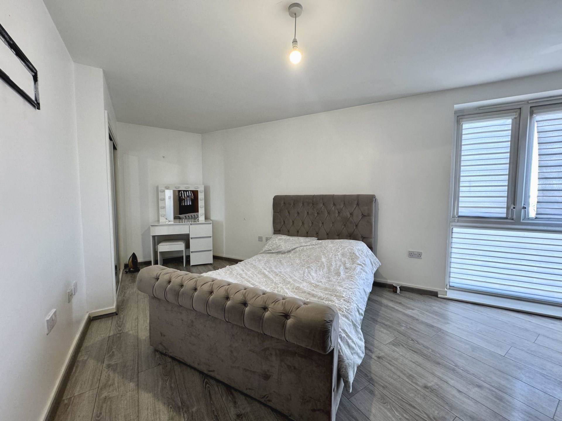 Flat Minter Road in Greater London