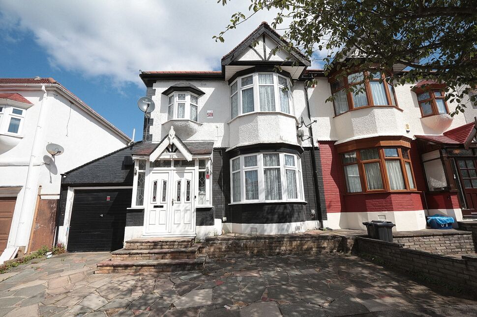 House Campbell Avenue in Greater London