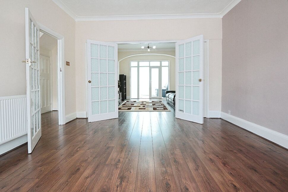House Campbell Avenue in Greater London