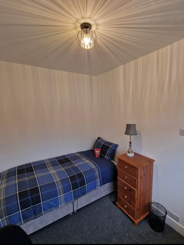 Room Harborough Avenue in Sheffield