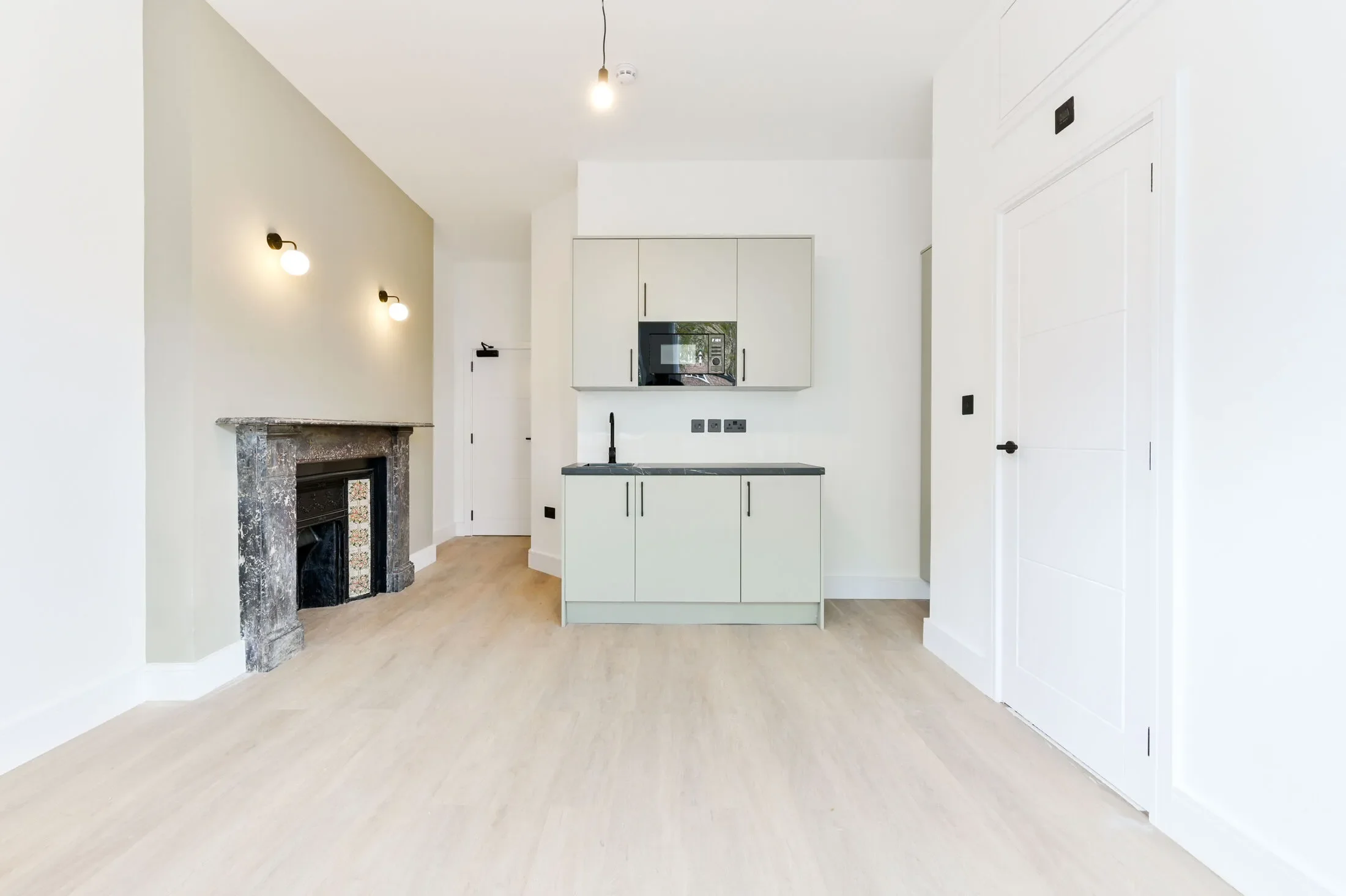 Flat Montpelier Road in Greater London