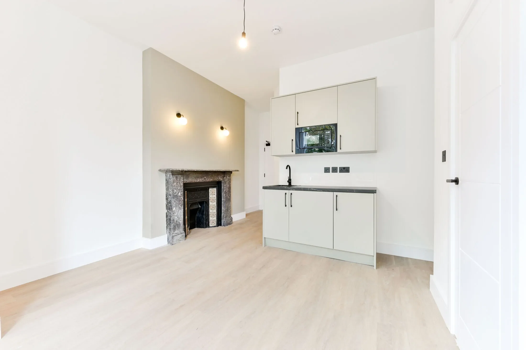 Flat Montpelier Road in Greater London
