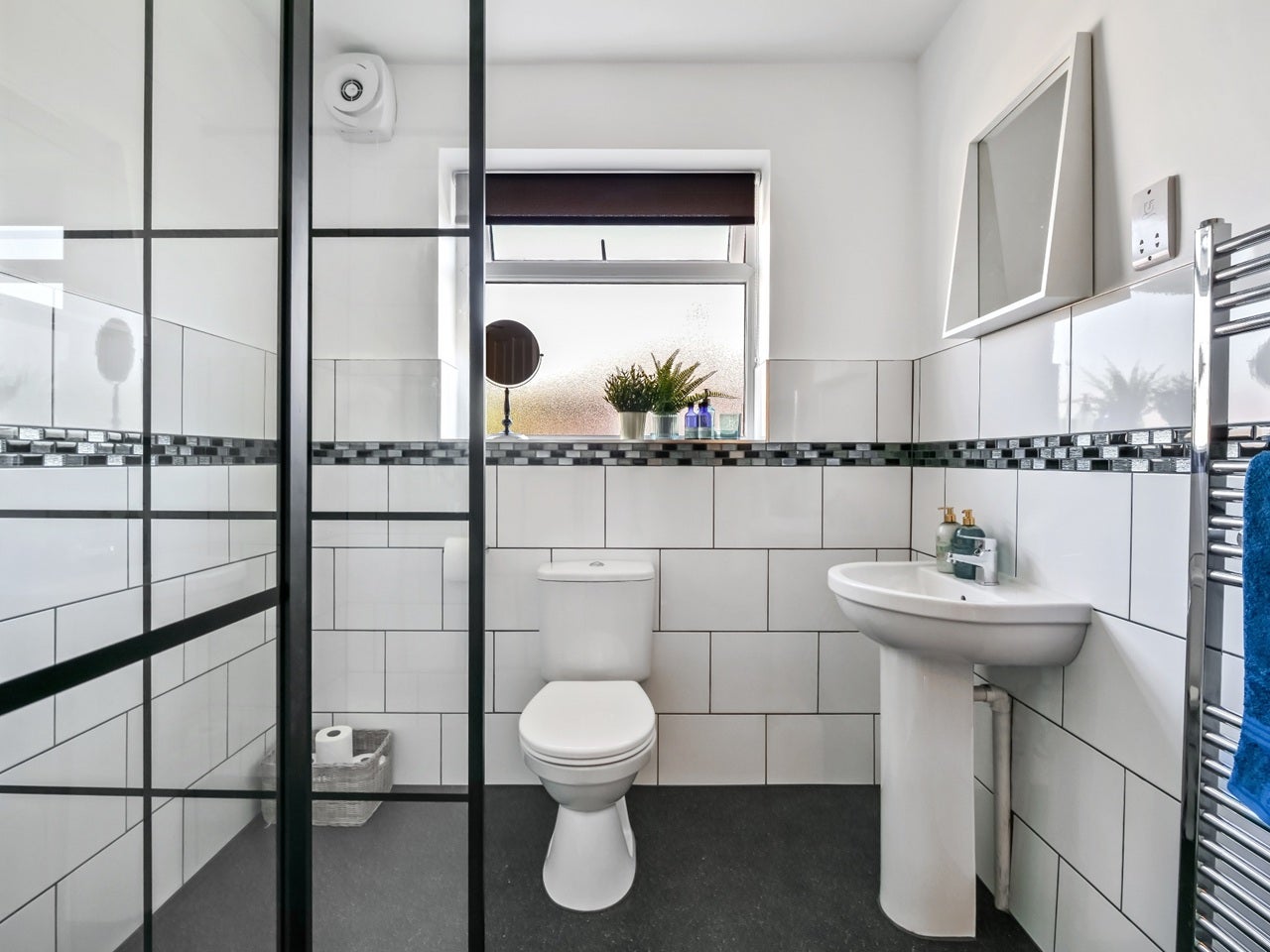 Room Groveley Road in Sunbury-on-Thames