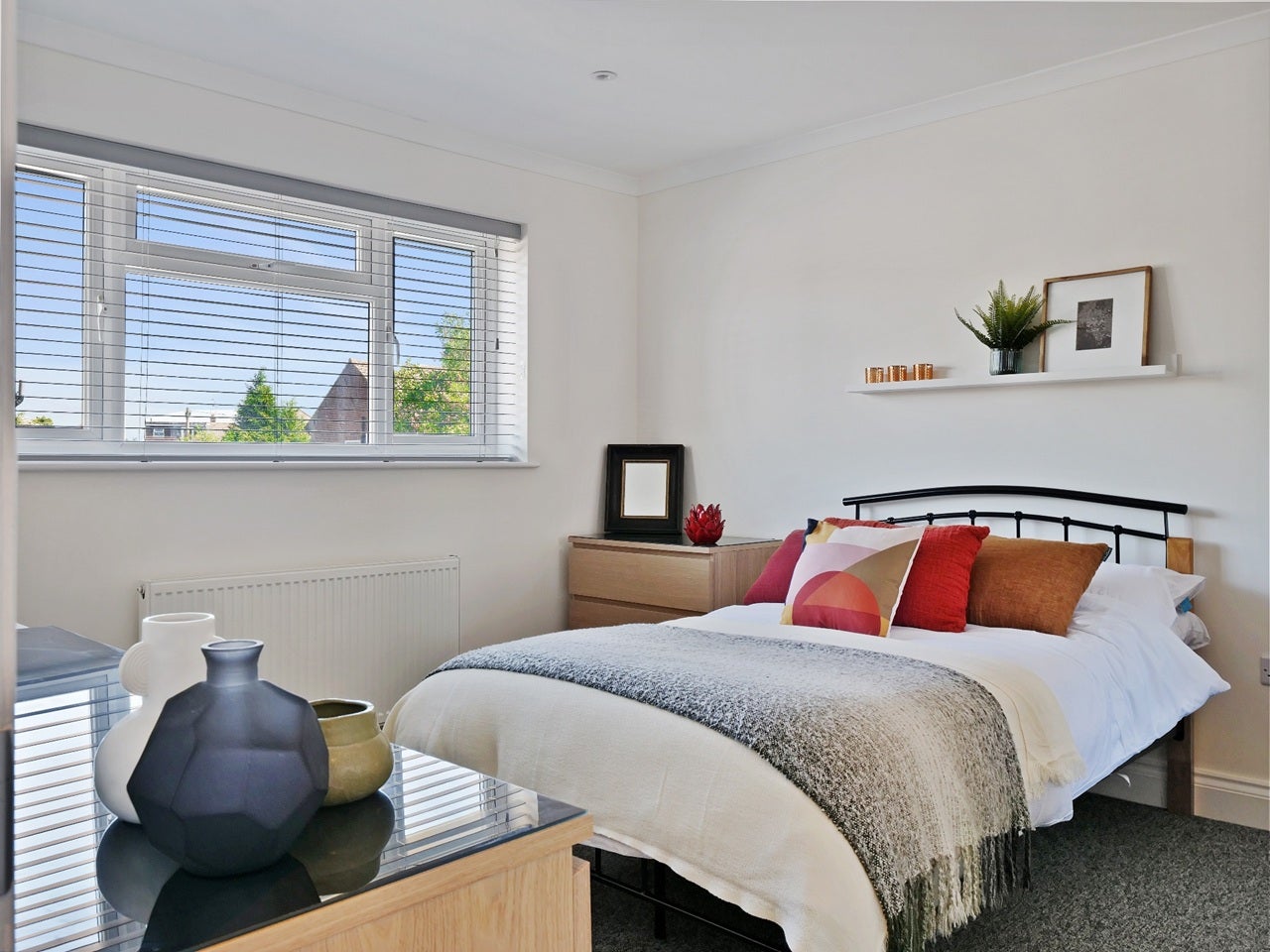 Room Groveley Road in Sunbury-on-Thames