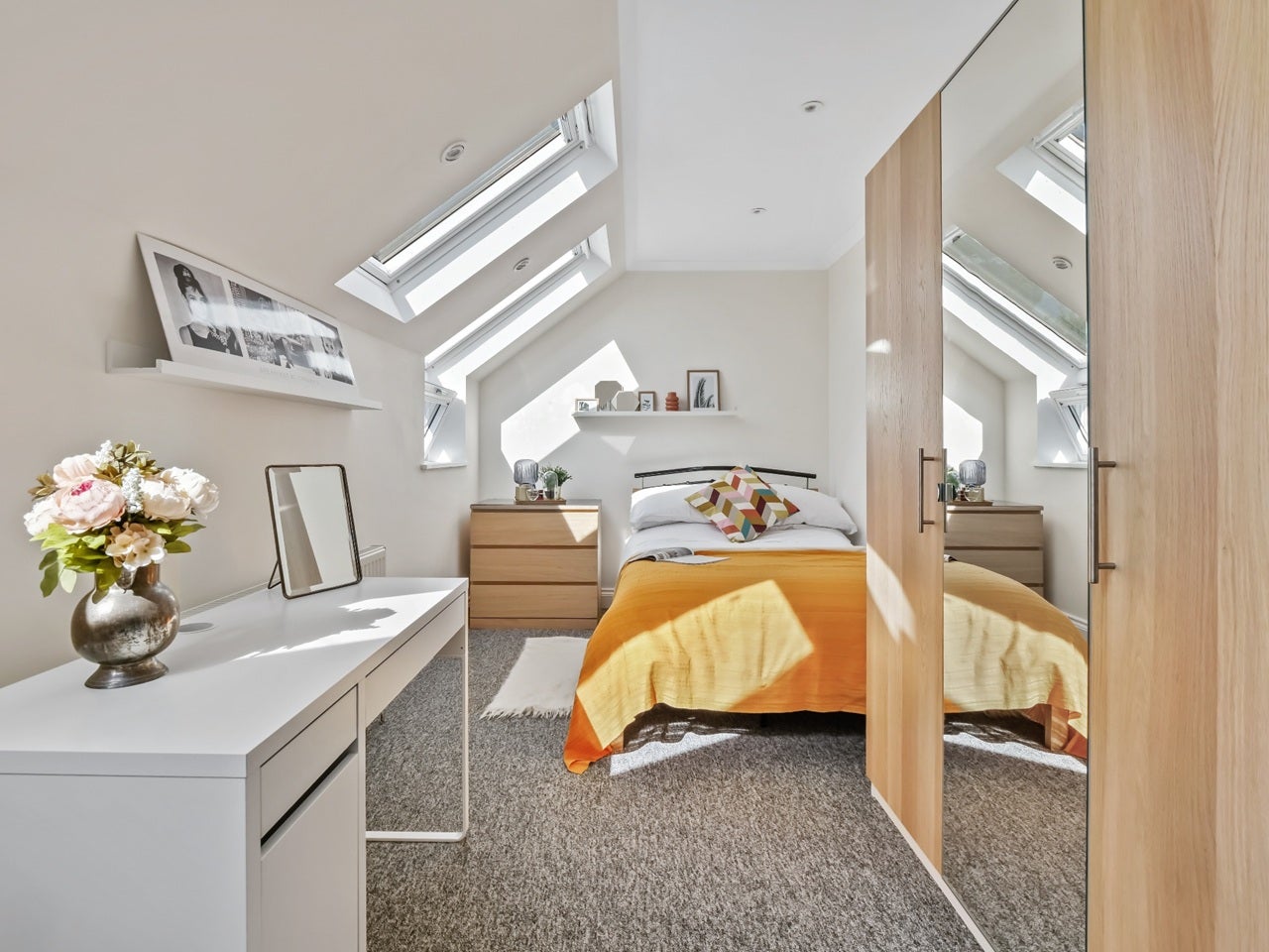 Room Groveley Road in Sunbury-on-Thames