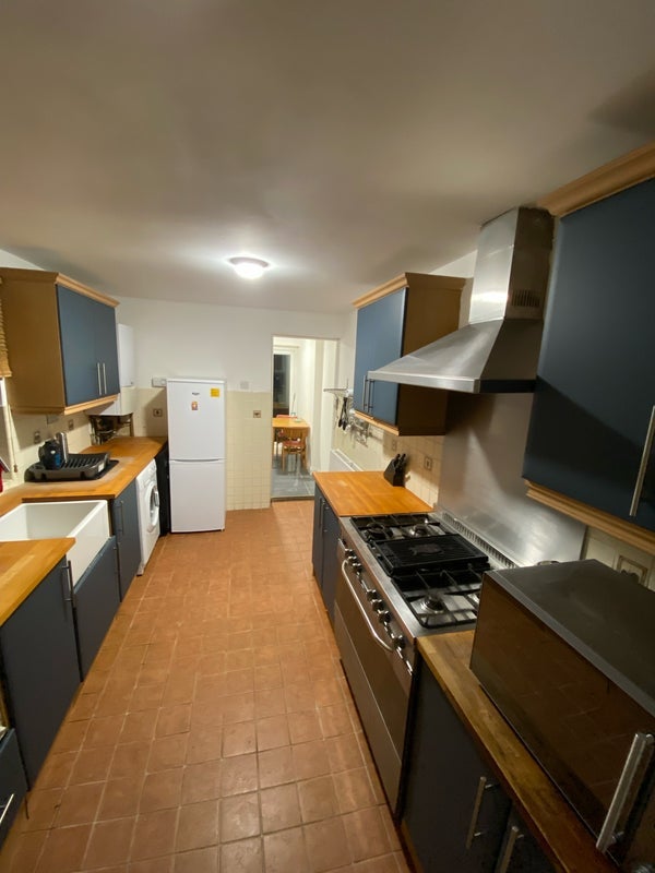Room Roberts Road in Greater London