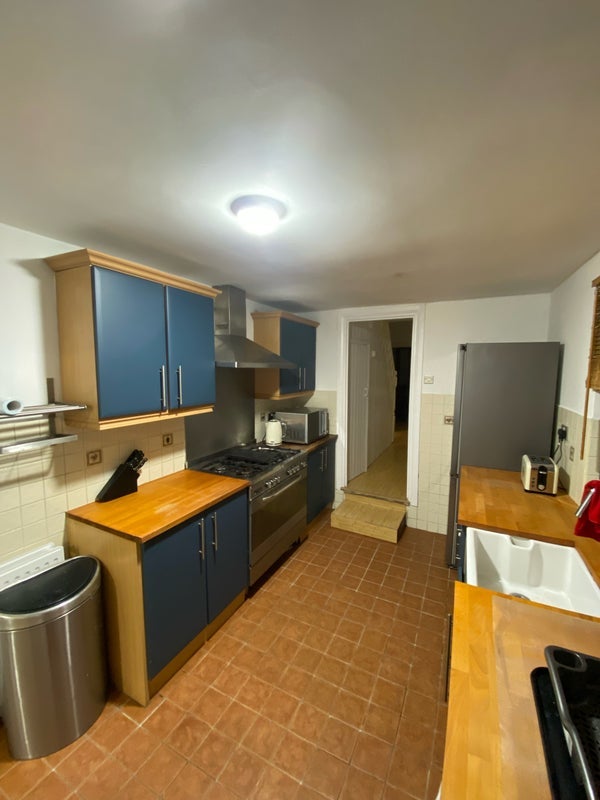 Room Roberts Road in Greater London