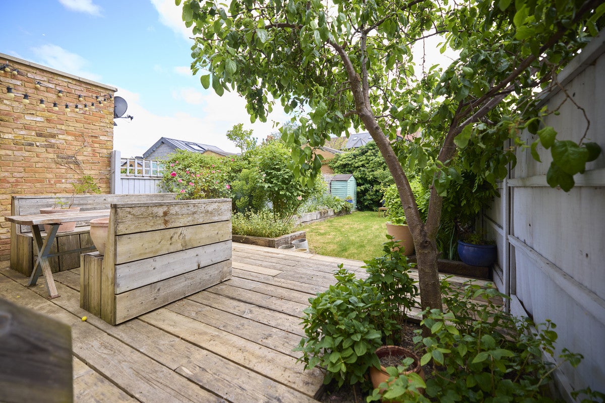 Flat Mildenhall Road in Greater London