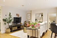 Flat Mildenhall Road in Greater London