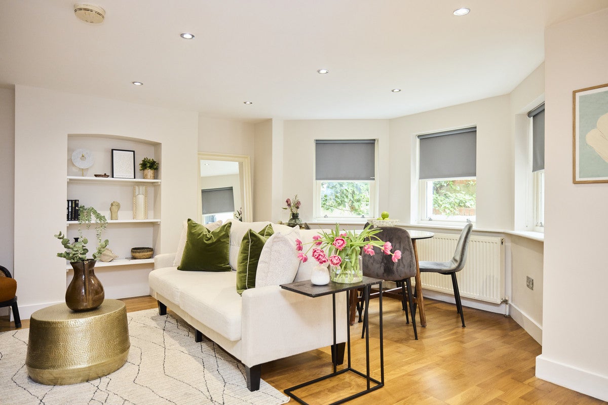 Flat Mildenhall Road in Greater London