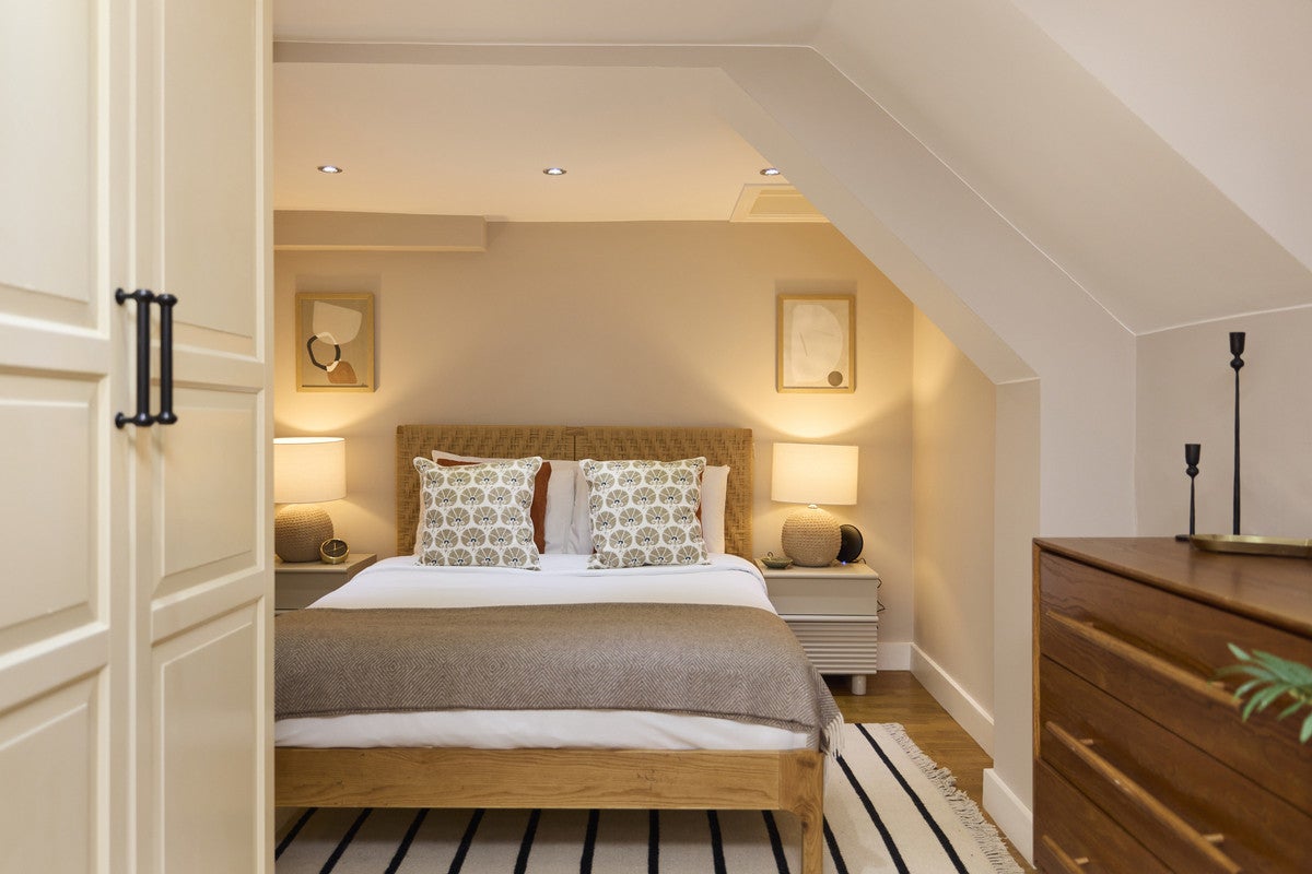 Flat Mildenhall Road in Greater London