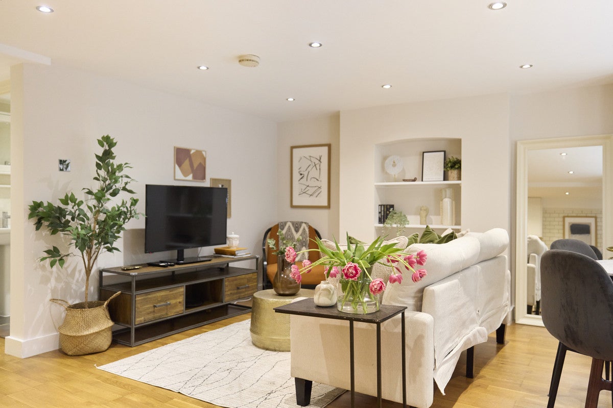 Flat Mildenhall Road in Greater London