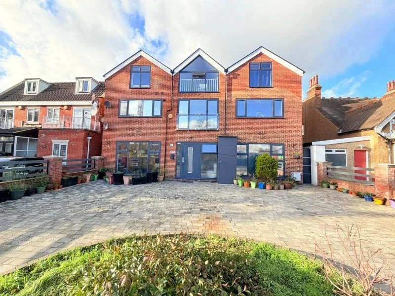 Flat Cranbrook Road in Greater London