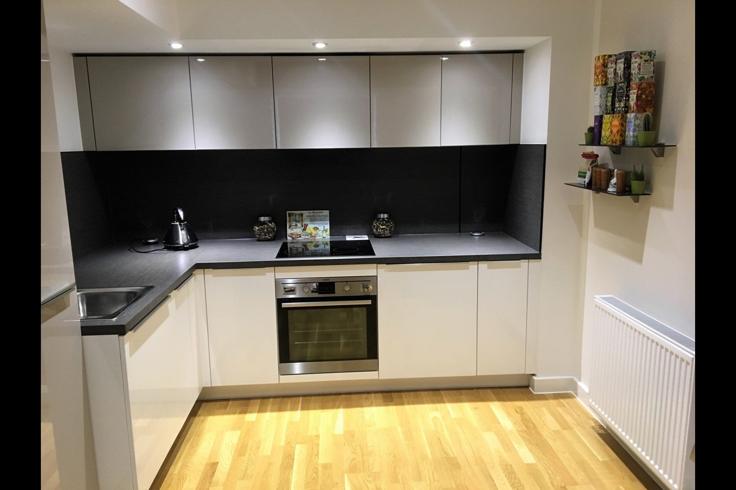 Flat Lawrence Road in Greater London