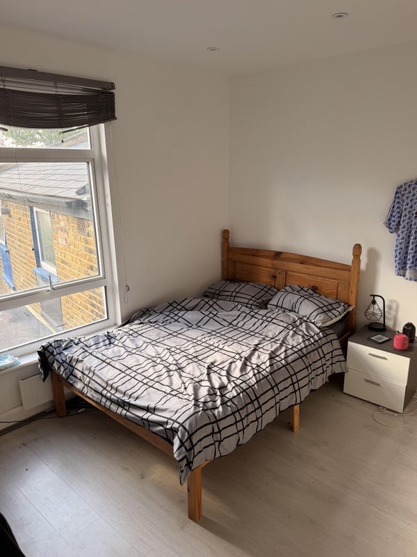 Room Trinder Road in Greater London