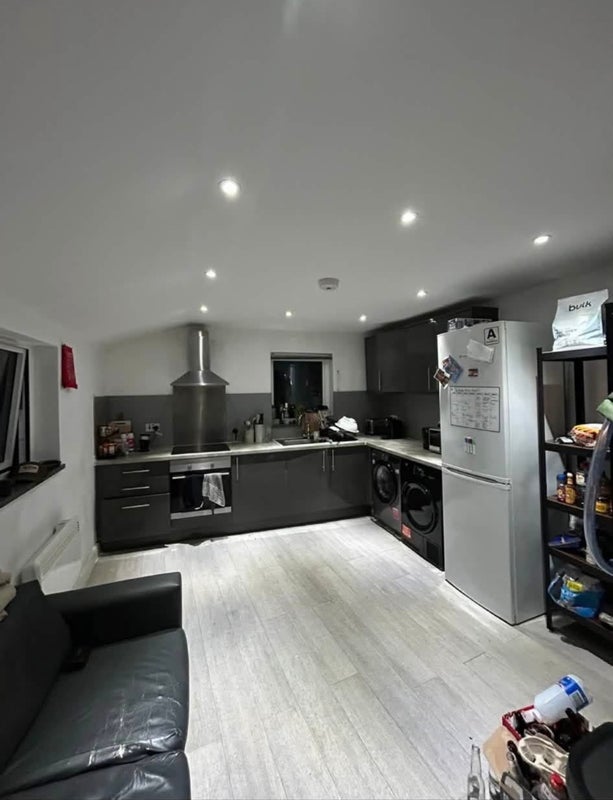 Room Trinder Road in Greater London