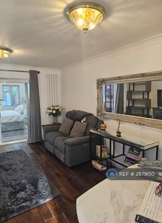 Room Lingfield Avenue in Dartford