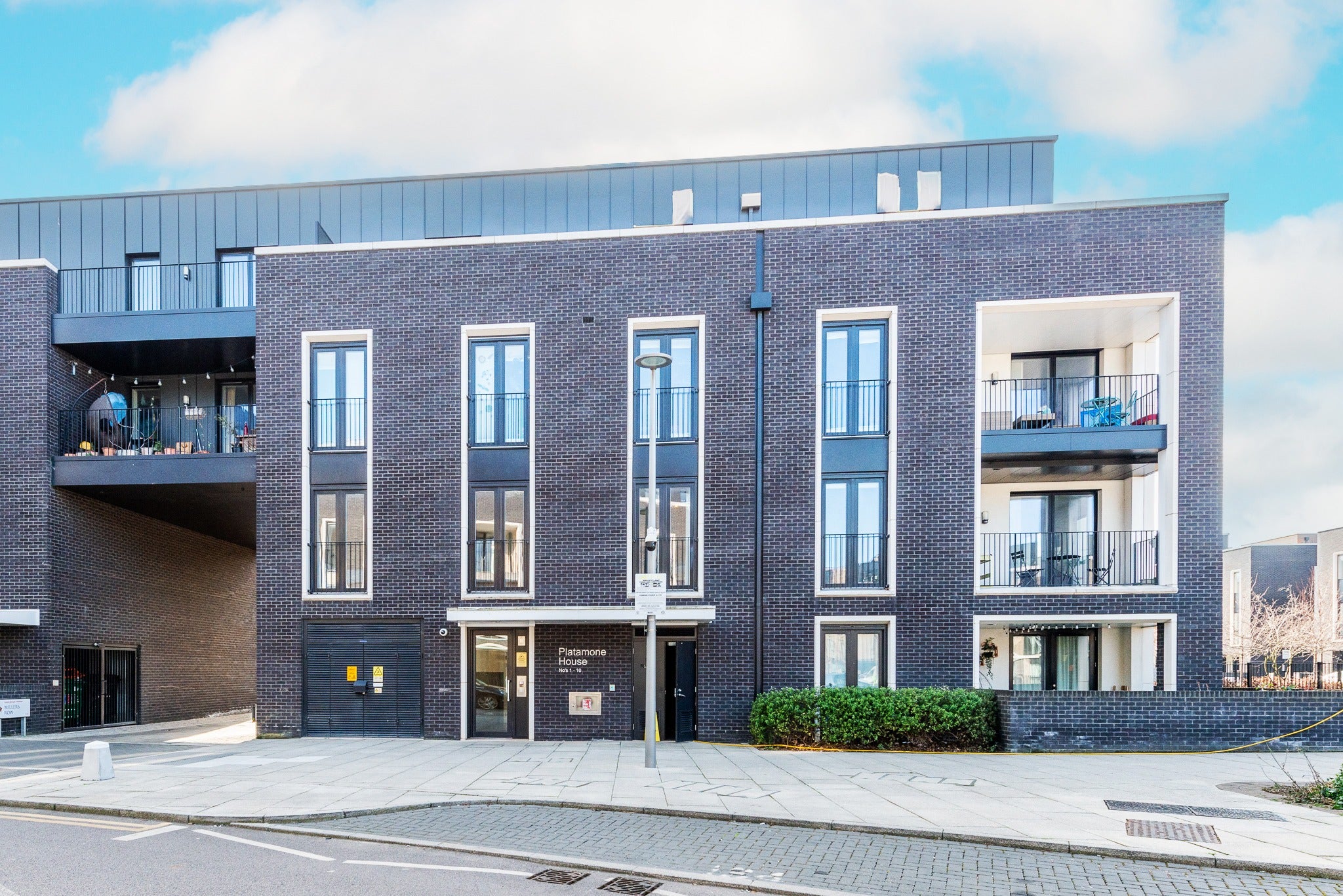 Flat Derny Avenue in Greater London