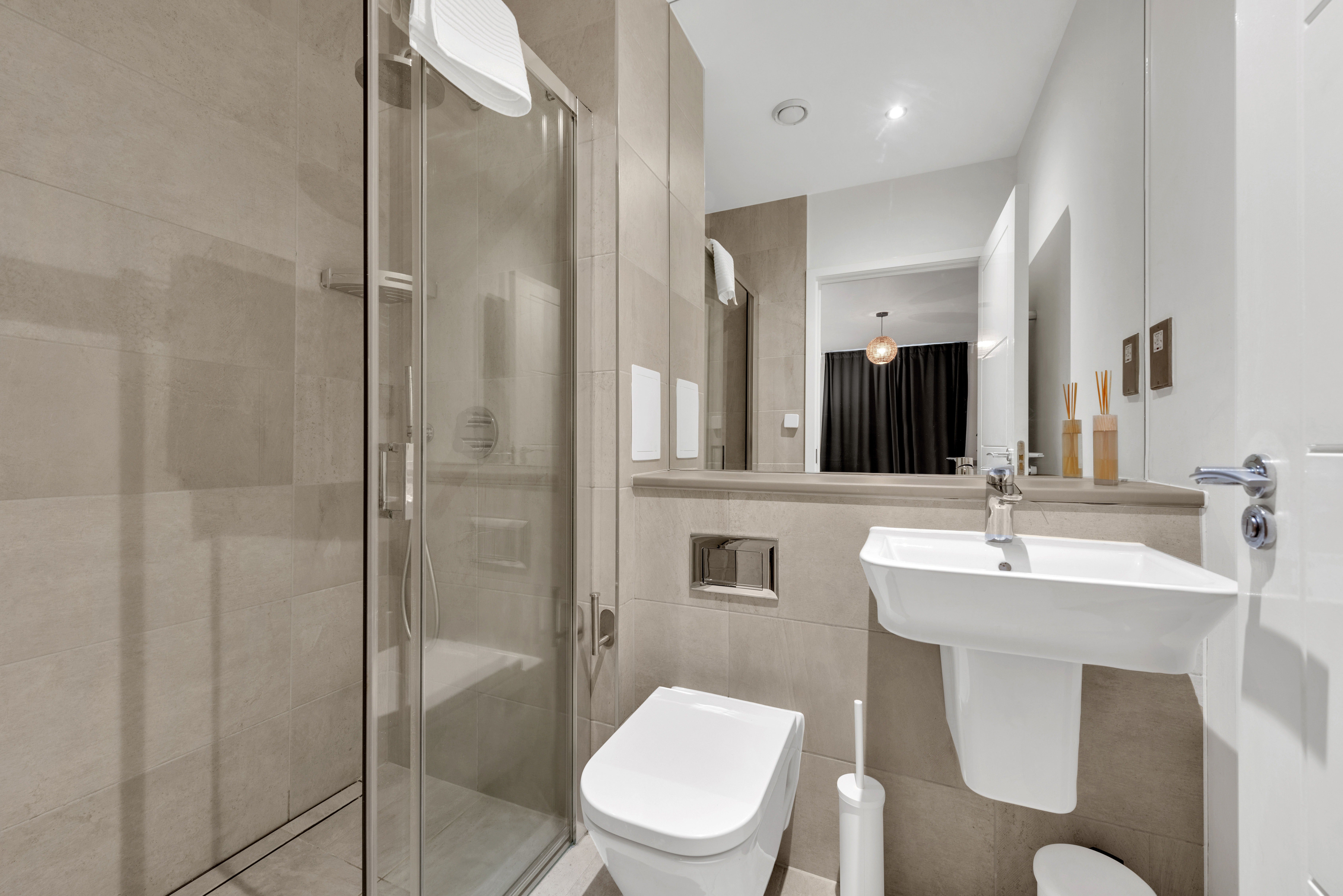 Flat Derny Avenue in Greater London