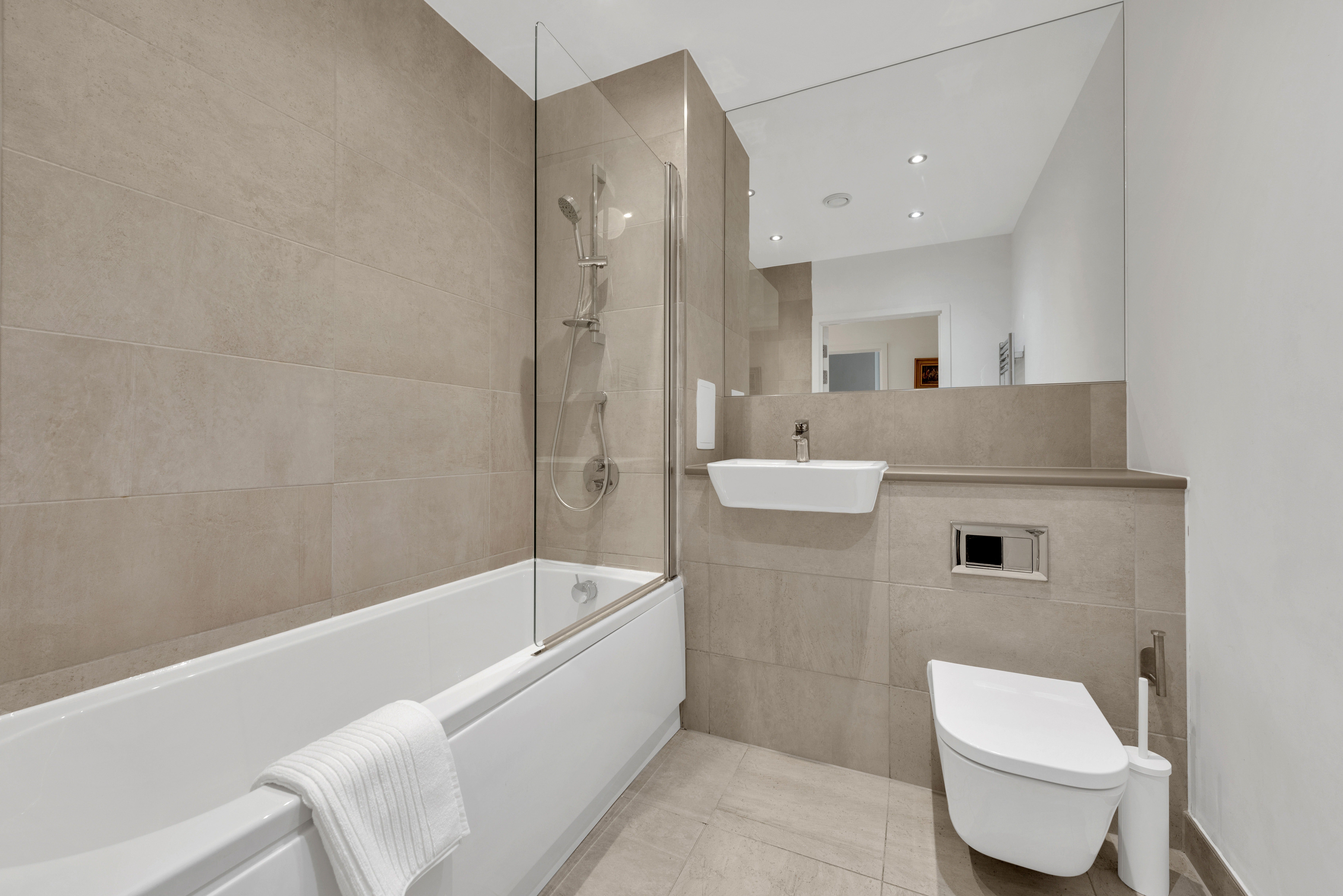 Flat Derny Avenue in Greater London