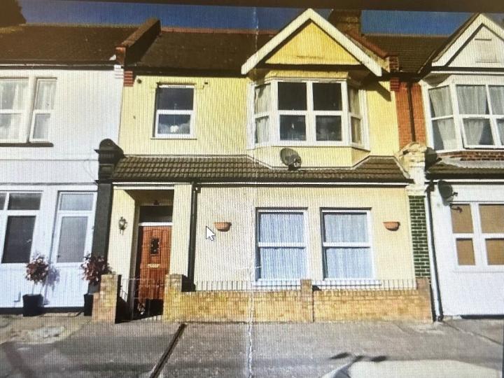Flat West Road in Southend-on-Sea