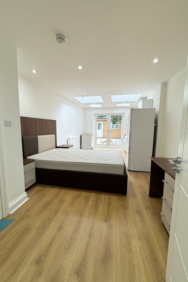 Flat Penrhyn Crescent in London