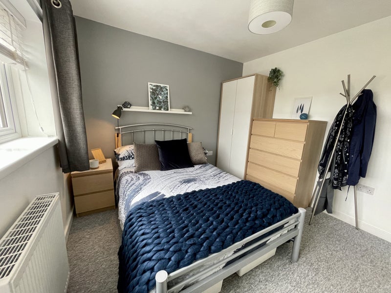 Room Lindridge Road in Metropolitan Borough of Solihull