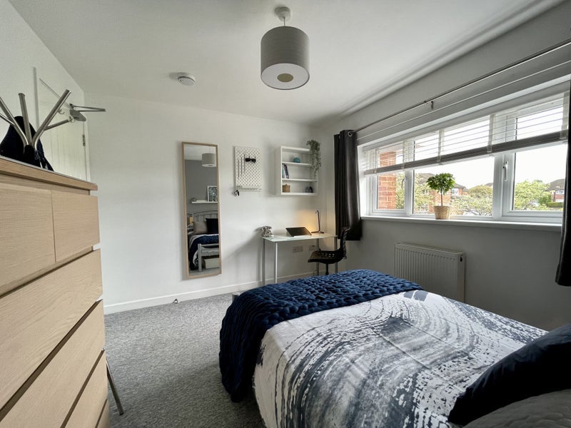 Room Lindridge Road in Metropolitan Borough of Solihull