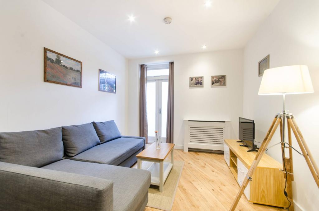 Flat Penywern Road in Greater London