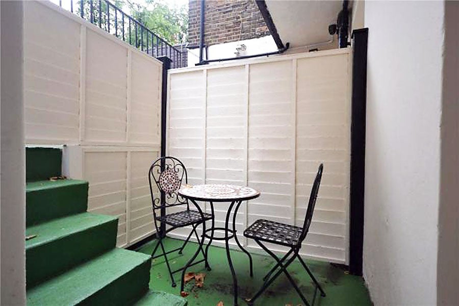 Flat Penywern Road in Greater London