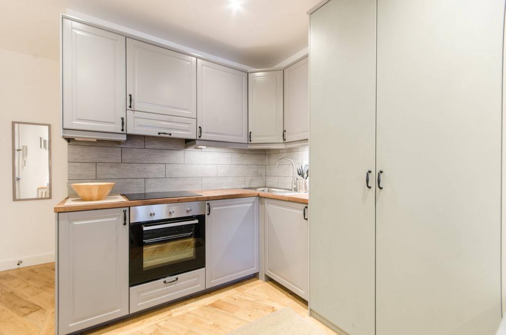 Flat Penywern Road in Greater London