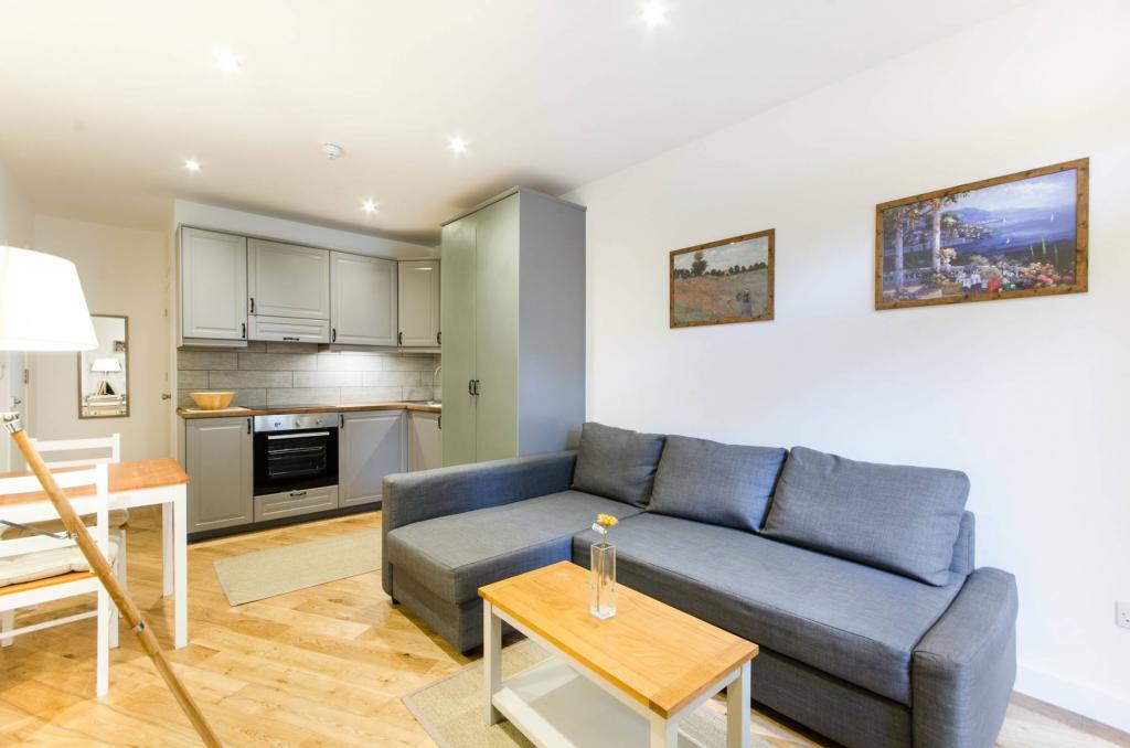 Flat Penywern Road in Greater London