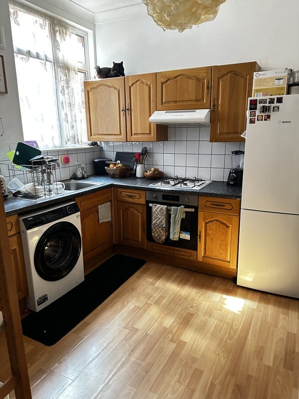 Room Harvey Road in Greater London