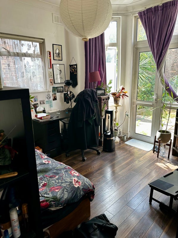 Room Harvey Road in Greater London