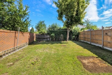 House Saddlebrook Park in Sunbury-on-Thames