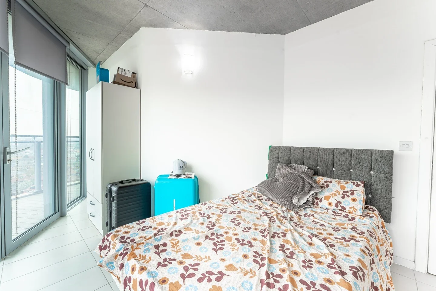 Room Silvertown Way in Greater London