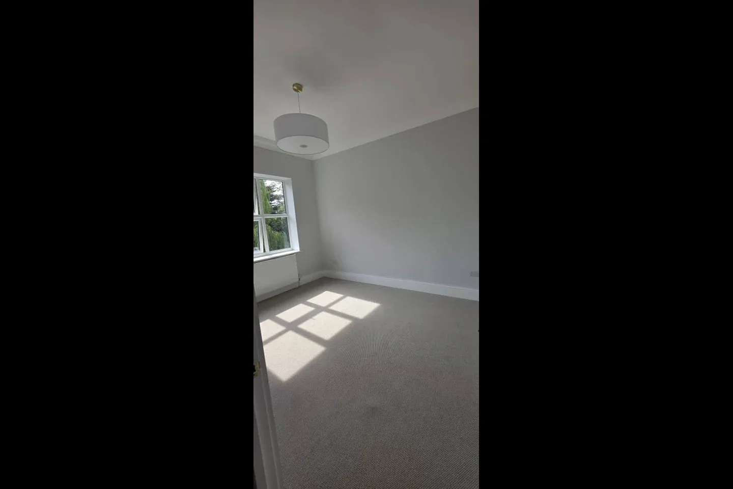 Flat Nicoll Road in Greater London