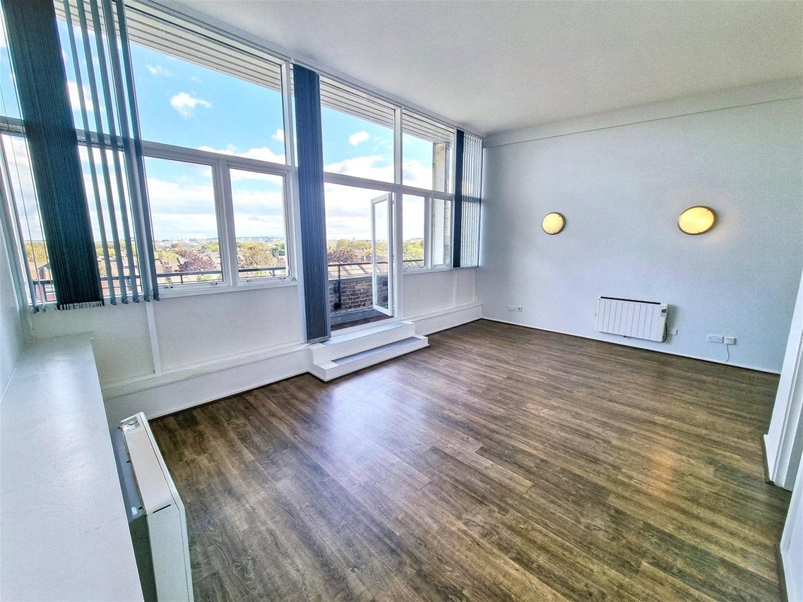 Flat Jedburgh Road in London