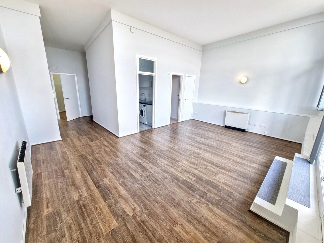 Flat Jedburgh Road in London